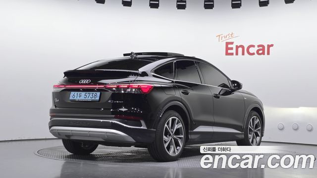 Audi Q4 e-tron 2022 — photo 2