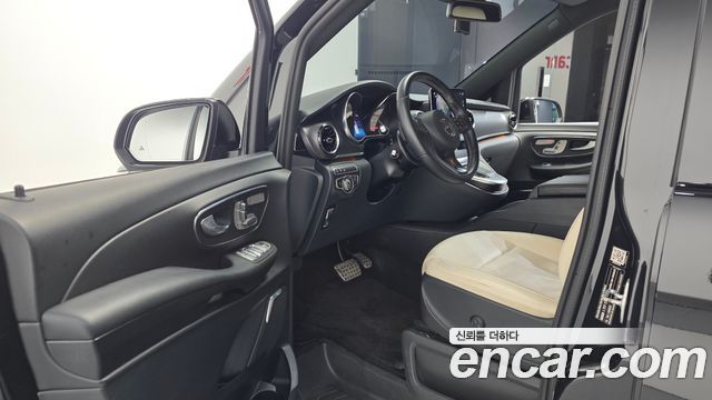 Mercedes-Benz V-Class 2021 — photo 10