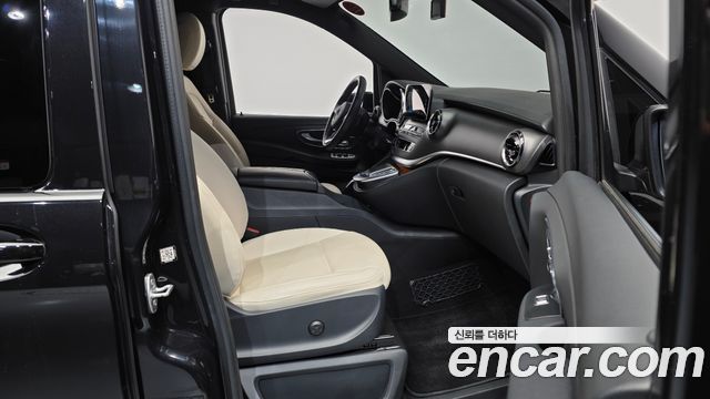 Mercedes-Benz V-Class 2021 — photo 11