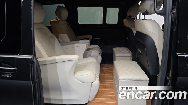 Mercedes-Benz V-Class 2021 — photo 12