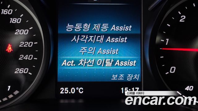 Mercedes-Benz V-Class 2021 — photo 17