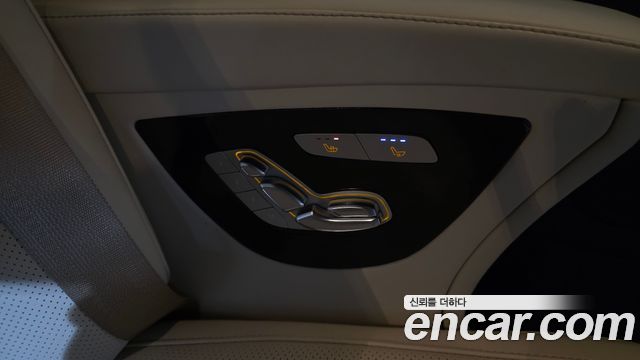 Mercedes-Benz V-Class 2021 — photo 19