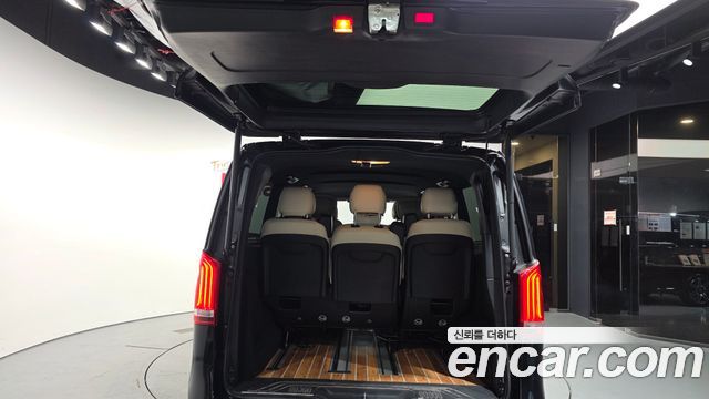 Mercedes-Benz V-Class 2021 — photo 20