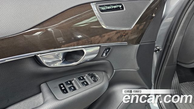 Volvo XC90 2018 — photo 27