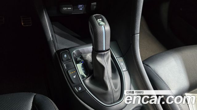 Hyundai Veloster 2022 — photo 12