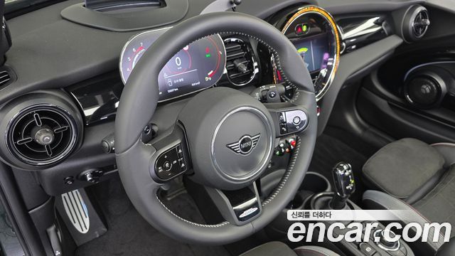 Mini Cooper Convertible 2023 — photo 19