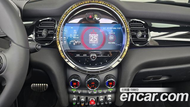 Mini Cooper Convertible 2023 — photo 20