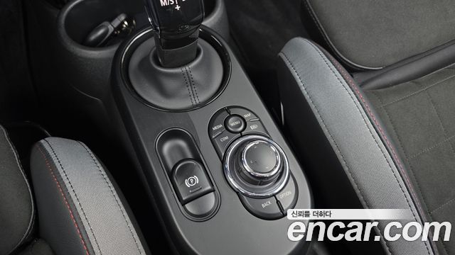 Mini Cooper Convertible 2023 — photo 27