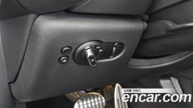Mini Cooper Convertible 2023 — photo 28