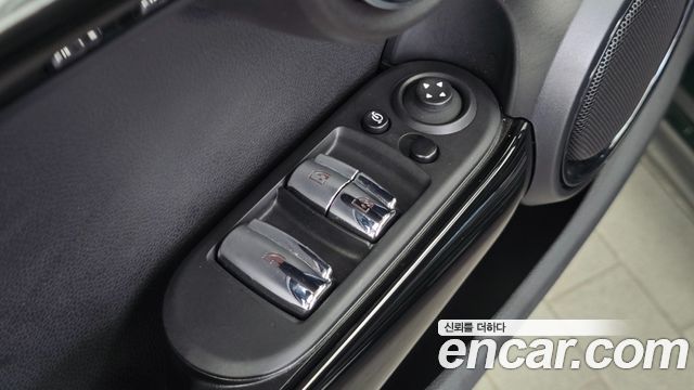 Mini Cooper Convertible 2023 — photo 29