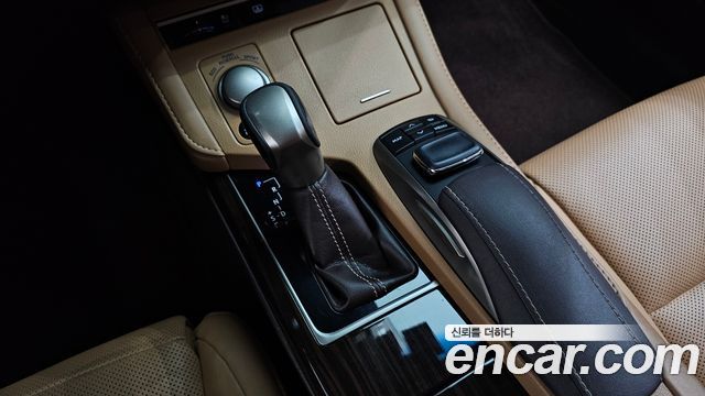 Lexus ES 2017 — photo 9