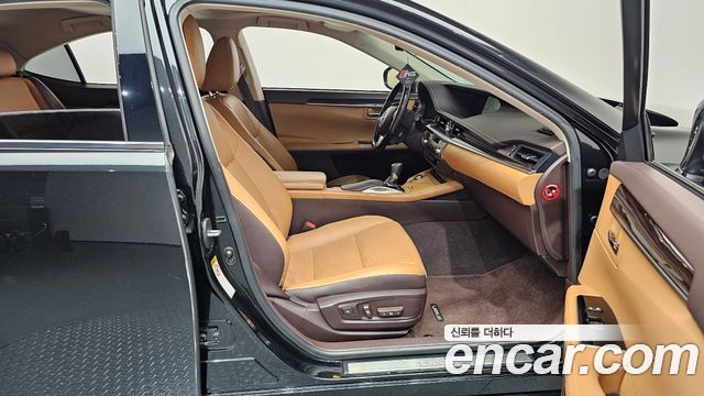 Lexus ES 2017 — photo 11