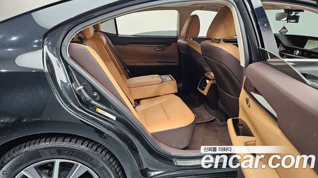 Lexus ES 2017 — photo 12