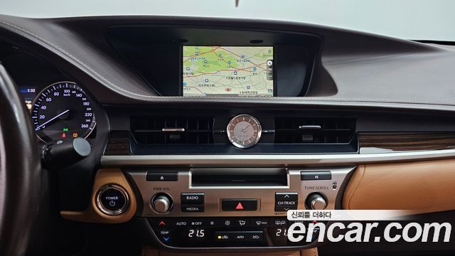 Lexus ES 2017 — photo 13