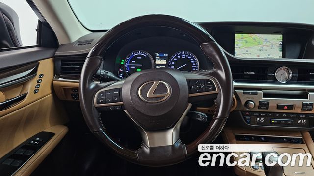Lexus ES 2017 — photo 14