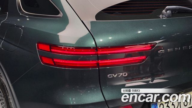 Genesis GV70 2023 — photo 9