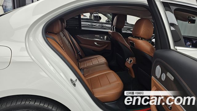 Mercedes-Benz E-Class 2019 — photo 17