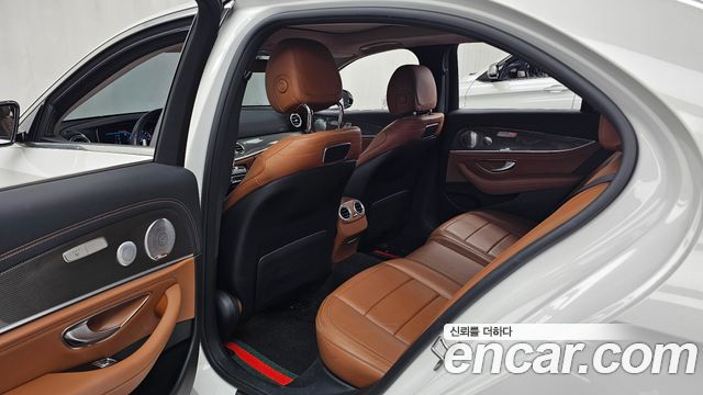 Mercedes-Benz E-Class 2019 — photo 18