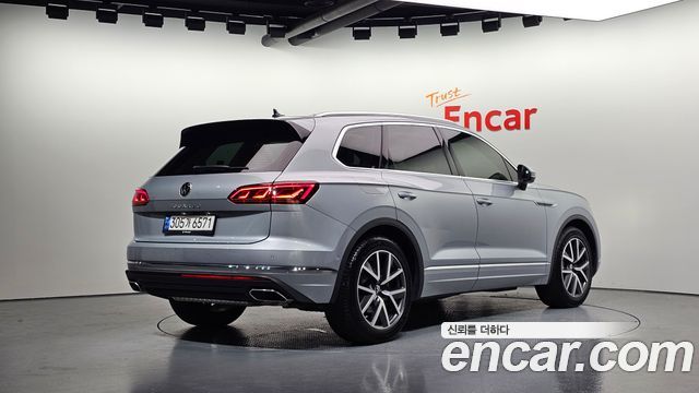 Volkswagen Touareg 2023 — photo 2