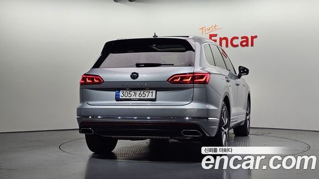 Volkswagen Touareg 2023 — photo 4