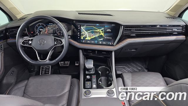 Volkswagen Touareg 2023 — photo 7