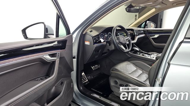 Volkswagen Touareg 2023 — photo 10