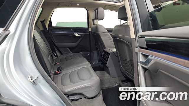 Volkswagen Touareg 2023 — photo 11