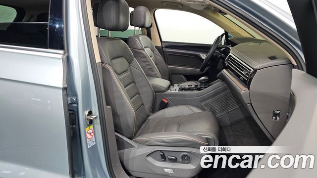 Volkswagen Touareg 2023 — photo 12