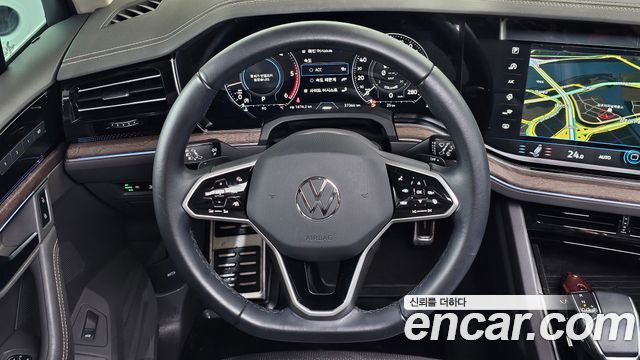 Volkswagen Touareg 2023 — photo 13