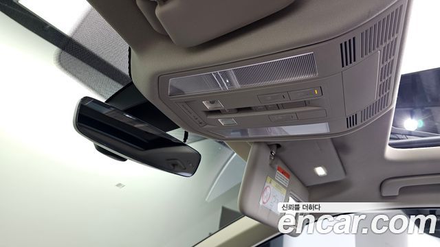 Volkswagen Touareg 2023 — photo 17