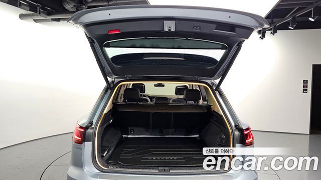 Volkswagen Touareg 2023 — photo 20