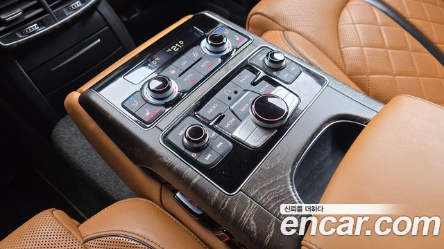 Audi A8 2015 — photo 17