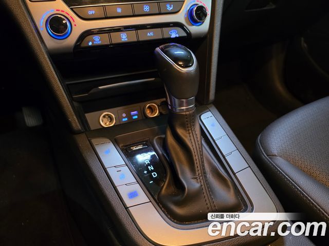 Hyundai AVANTE 2016 — photo 10