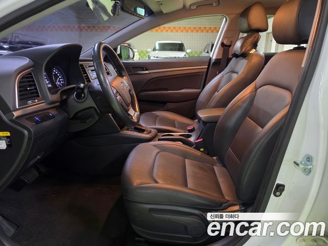 Hyundai AVANTE 2016 — photo 11