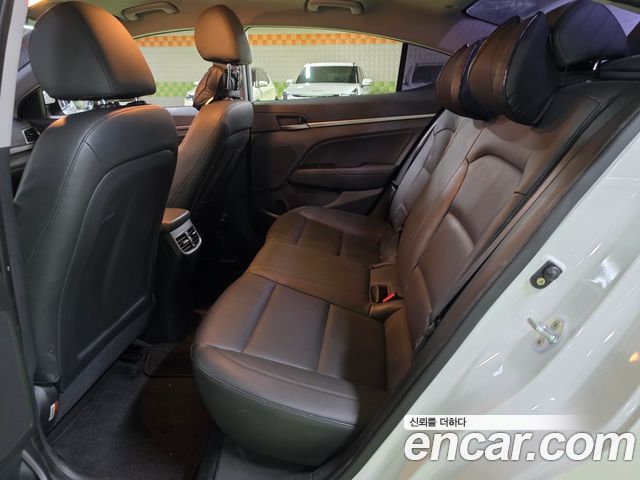 Hyundai AVANTE 2016 — photo 12