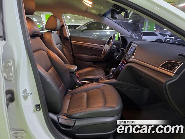 Hyundai AVANTE 2016 — photo 13