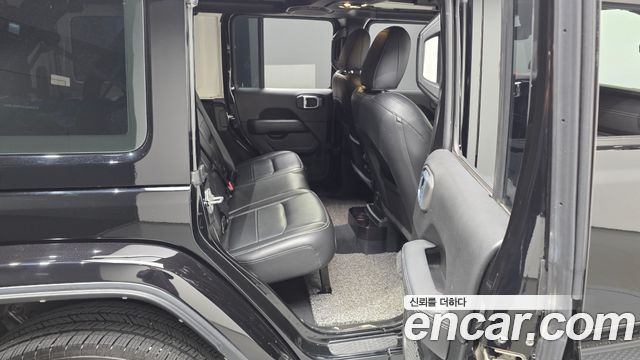 Jeep Wrangler 2021 — photo 18