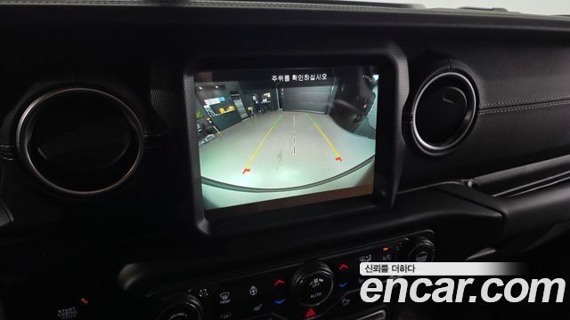Jeep Wrangler 2021 — photo 22