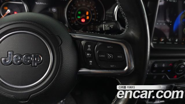 Jeep Wrangler 2021 — photo 24