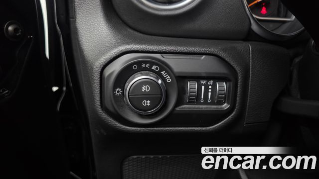 Jeep Wrangler 2021 — photo 25