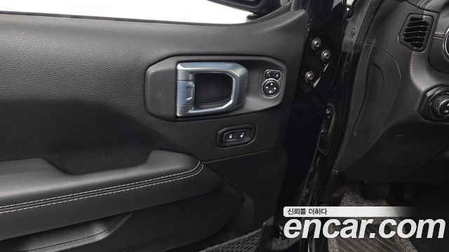 Jeep Wrangler 2021 — photo 27