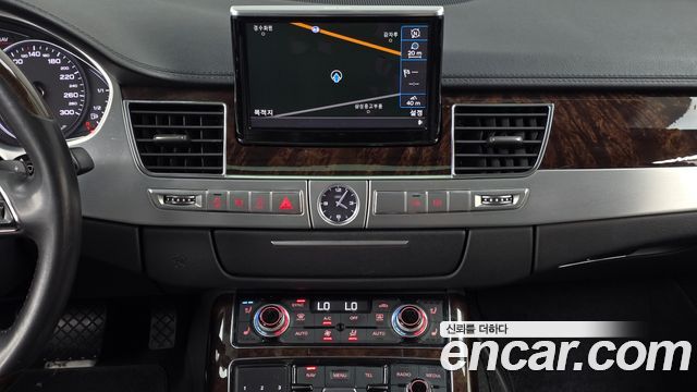 Audi A8 2013 — photo 18