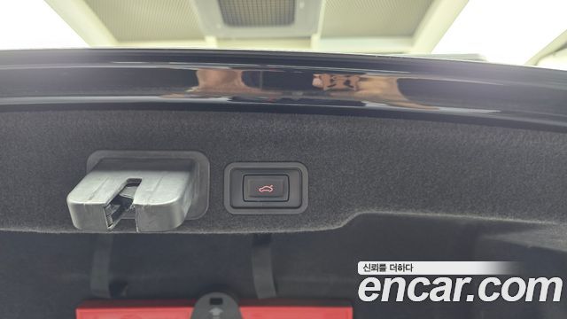 Audi A8 2013 — photo 24