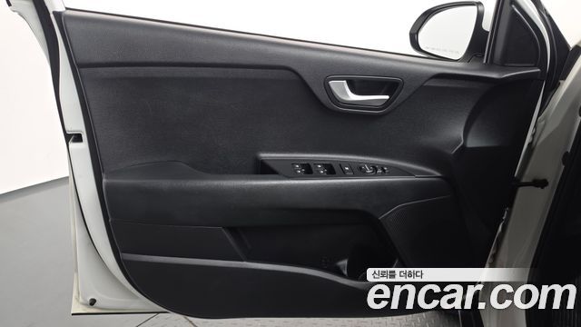 Kia Stonic 2018 — photo 14