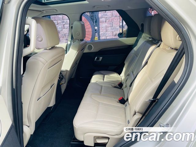 Land Rover Discovery 2017 — photo 11