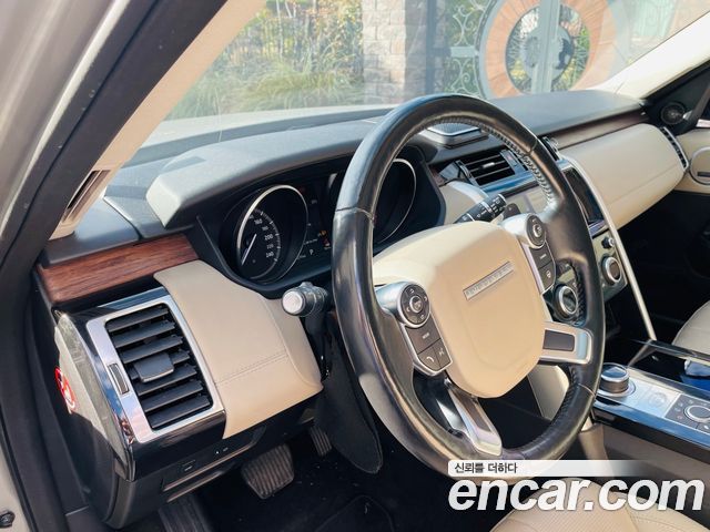 Land Rover Discovery 2017 — photo 12