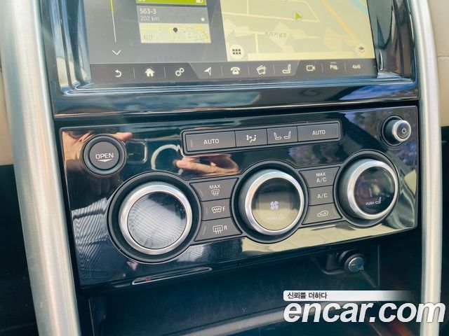 Land Rover Discovery 2017 — photo 14