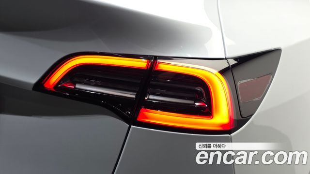 Tesla Model Y 2024 — photo 9