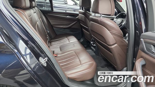 BMW 5-Series 2018 — photo 17