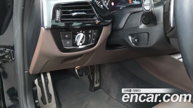 BMW 5-Series 2018 — photo 23